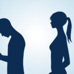 スマホを見て首が前に出た姿勢と、頭が背骨の上に乗った正しい姿勢を比較したシルエットのイラスト。スマホ首を防ぐ1分習慣を象徴するデザイン。